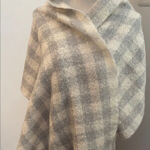 Elegant Gray and Cream Checkered Scarf